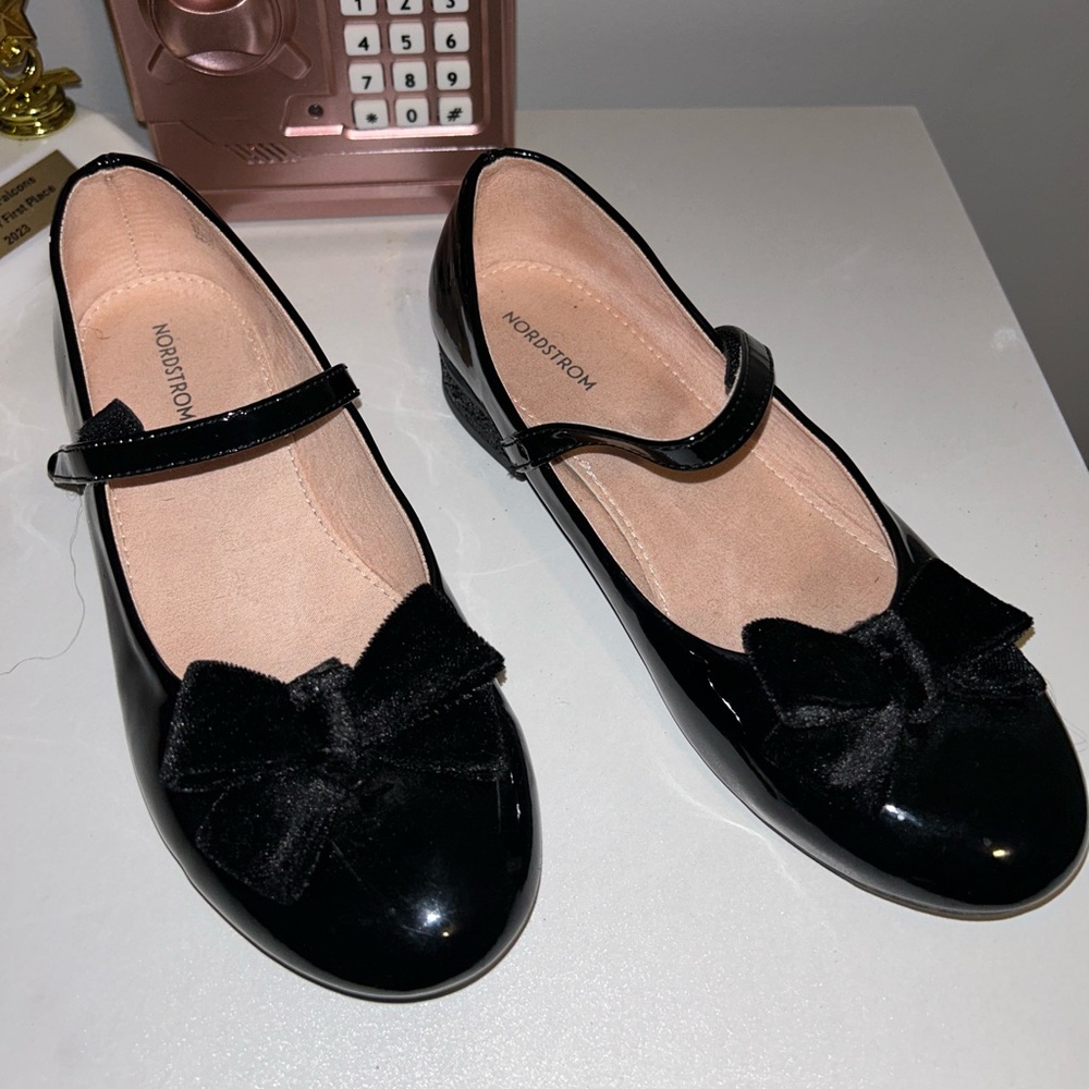 Nordstrom girls shoe size 5